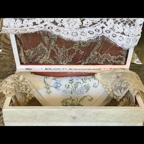 Vintage Lane Cedar Bride’s Hope Chest, Vintage Lace, Jewelry, Linens, Cameo NWT - Picture 9 of 14